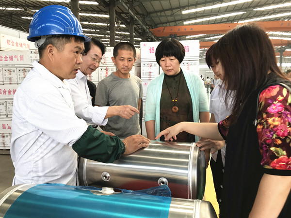 山東省裝備制造業(yè)協(xié)會(huì)會(huì)長(zhǎng)高玲（左四）參觀水泊焊割產(chǎn)品_600.jpg